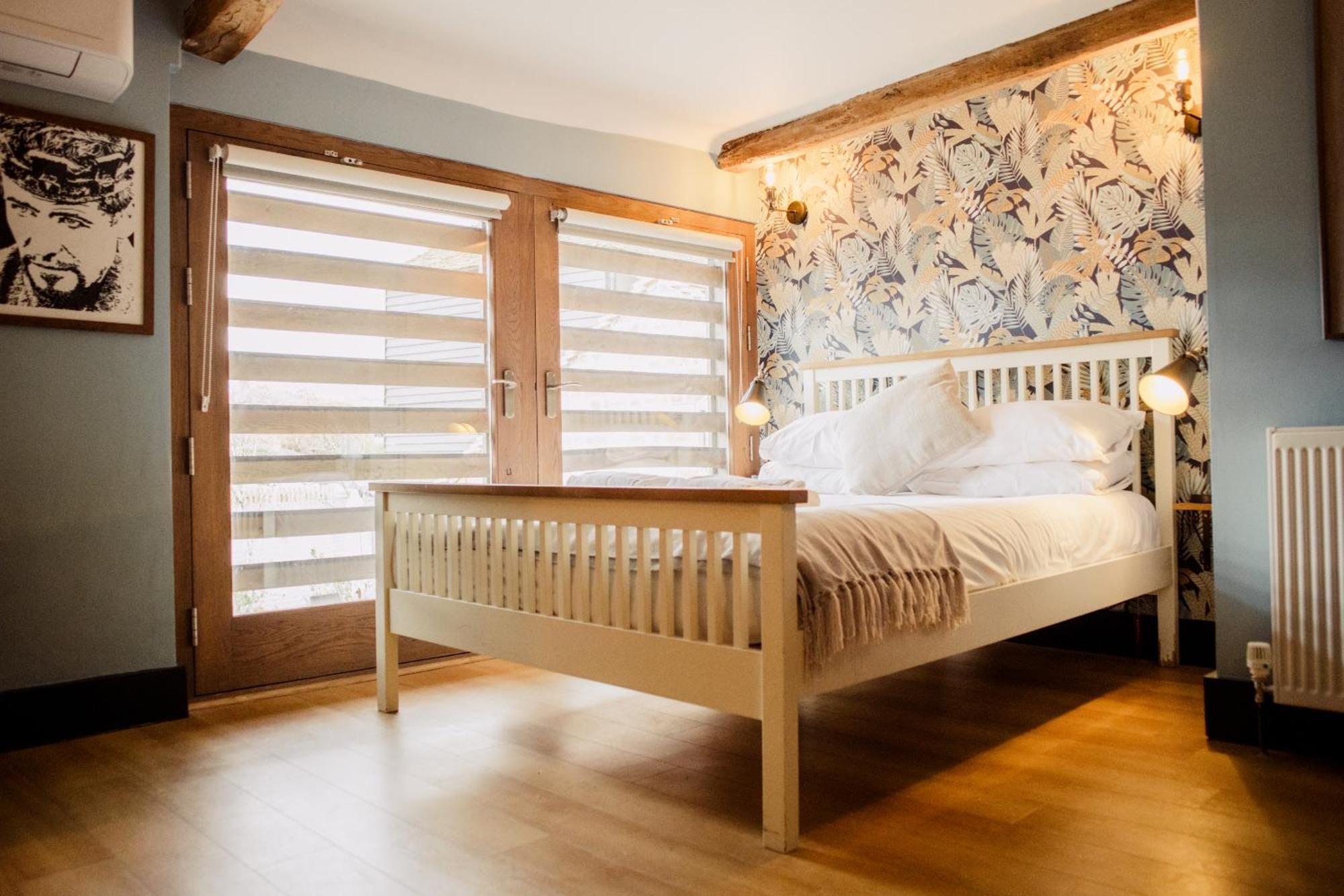 Deluxe Double Room Shower,1658792980:JPEG